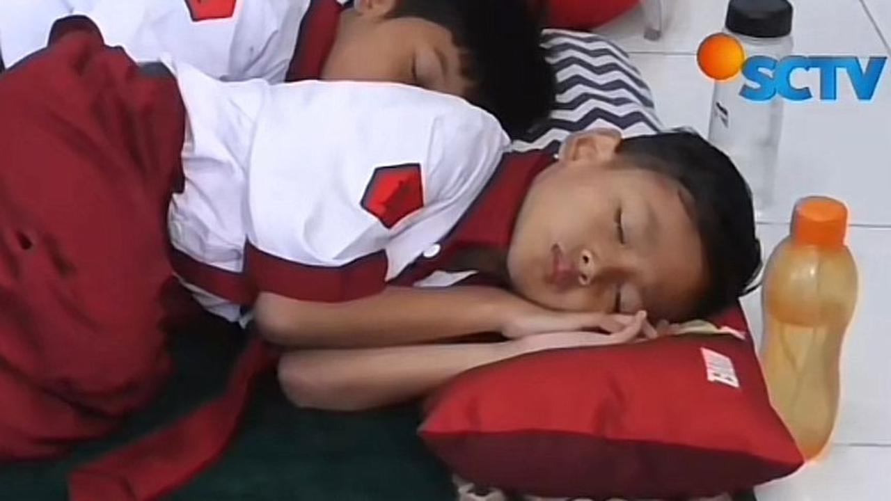 Seorang anak di SD Muhammadiyah 4 Zamzam di Sidoarjo, Jawa Timur sedang mengikuti pelajaran tidur siang