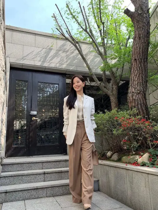 Beri kesan klasik nan elegan dengan shirt, white blazer, dan celana kulot serta boots warna senada seperti ini. (Instagram/k_hanna).