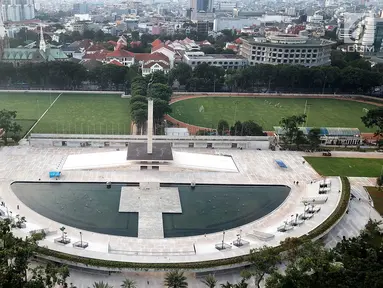 Pemandangan revitalisasi Monumen Pembebasan Irian Barat dari ketinggian di Lapangan Banteng, Jakarta Rabu, (11/4). Revitalisasi ini merupakan proyek provinsi DKI Jakarta dengan HAP Architect yang dimulai sejak Maret 2017. (Liputan6.com/Fery Pradolo)