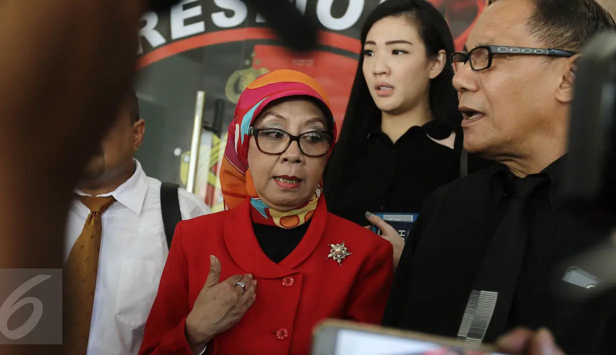 Ibu Ario Kiswinar, Aryani Soenarto dan kuasa hukumnya memberi keterangan ke awak media usai mendatangi Resmob Polda Metro Jaya, Jakarta, Senin (13/3). Aryani Soenarto menanyakan perkembangan perkara terlapor Mario Teguh. (Liputan6.com/Herman Zakharia)