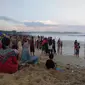 Ribuan pengunjung di Pantai Santolo, Kecamatan Cikelet, Garut. saat pergantian tahun baru beberapa waktu lalu. (Liputan6.com/Jayadi Supriadin)