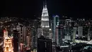 Gambar pada 14 Februari 2019 menunjukkan Menara Kembar Petronas dan cakrawala kota yang terlihat dari dek observasi Menara Kuala Lumpur di ibu kota Malaysia. Dari sini pengunjung bisa mengamati segala penjuru kota Kuala Lumpur. (Mohd RASFAN / AFP)