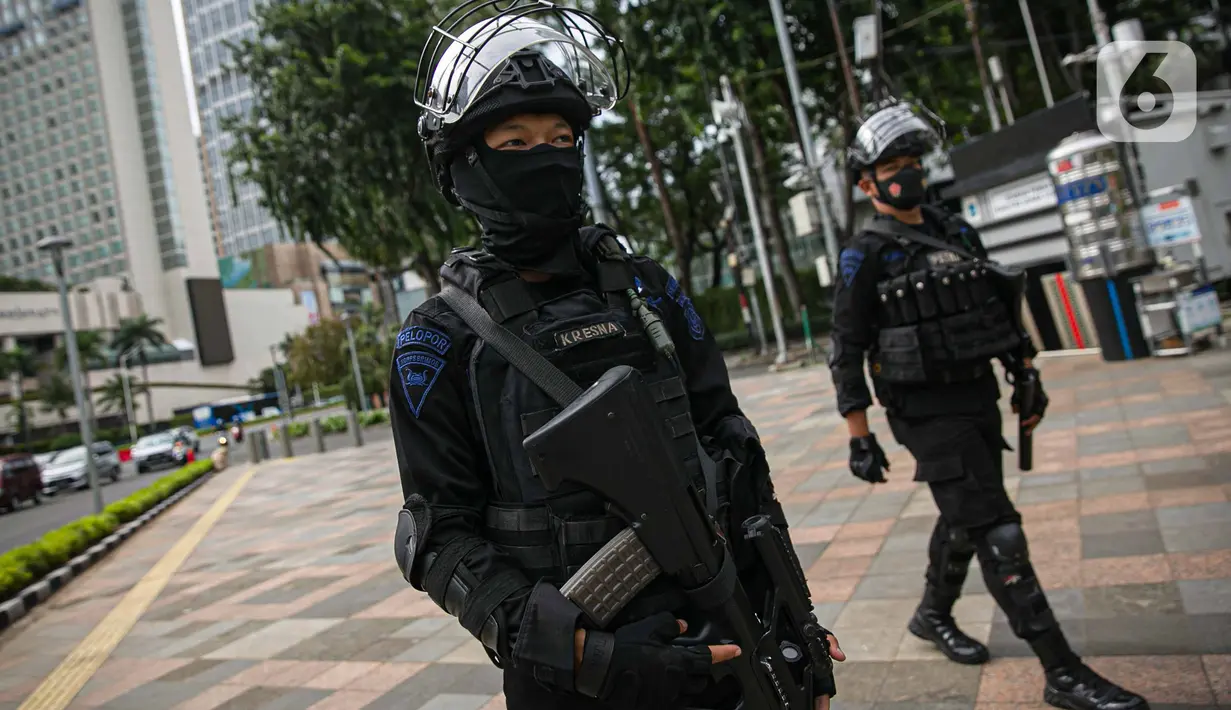 Petugas Brimob Polda Metro Jaya dengan senjata lengkap melakukan penjagaan di kawasan Bundaran HI, Jakarta, Kamis (1/4/2021). Pasca penyerangan yang terjadi di Mabes Polri, aparat kepolisian memperketat penjagaan dan pengamanan di ruang publik ibu kota. (Liputan6.com/Faizal Fanani)
