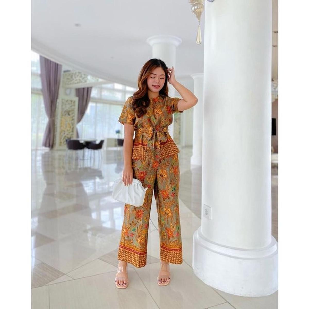 5 Padu Padan Stylish Batik dan Celana untuk Kondangan, Tampil Anggun dan Modis!