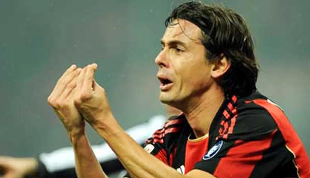 AC Milan's forward Filippo Inzaghi reacts during their Serie A football match AC Milan  vs Juventus at San Siro Stadium  in Milan on  October 30, 2010. AFP PHOTO / GIUSEPPE CACACE