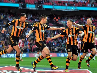 Para pemain Hull City merayakan kemenangan mereka atas Sheffield United 5-3 pada laga semifinal Piala FA di Stadion Wembley, London, (13/4/2014). (AFP   PHOTO/Glyn Kirk) 