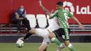 Gelandang Sevilla, Lucas Ocampos, berebut bola dengan gelandang Real Betis, Nabil Fekir, pada laga lanjutan La Liga di Estadio Ramon Sanchez Pizjuan, Jumat (12/6/2020) dini hari WIB. Sevilla menang 2-0 atas Real Betis. (AFP/Cristina Quicler)