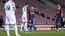 Striker Barcelona, Lionel Messi, berbincang dengan striker Juventus, Cristiano Ronaldo, pada laga Liga Champions di Stadion Camp Nou, Rabu (9/12/2020). Laga tersebut menjadi ajang reuni dua mega bintang yakni Messi dan Ronaldo. (AFP/Josep Lago)