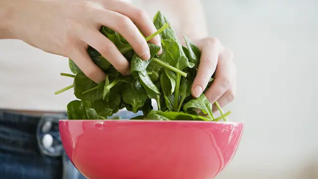 Turunkan Berat Badan Cara Mudah: Makan Bayam