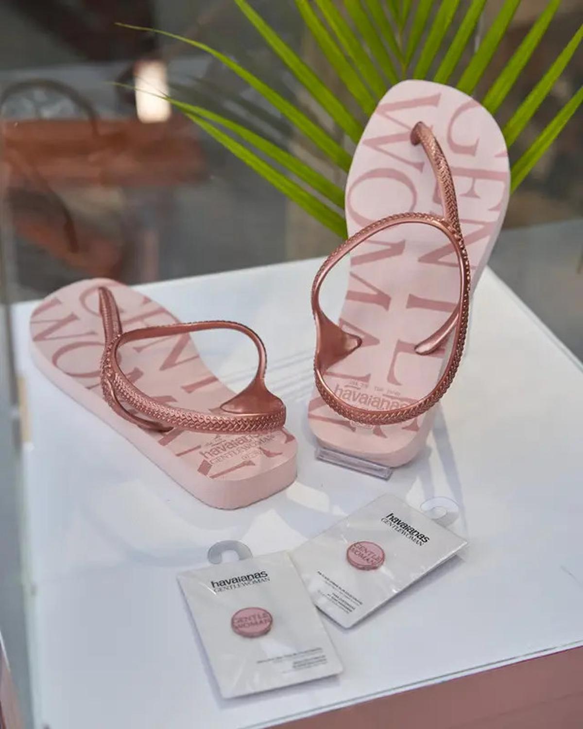 Beda Gaya Pantai ala Amanda Rawless dan Nia Ramadhani dengan Sandal Rp700 Ribu-an dari Havaianas x GENTLEWOMAN