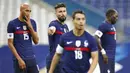 Para pemain Prancis tampak kecewa usai ditaklukkan Finlandia pada laga uji coba di Stadion Stade de France, Rabu (11/11/2020). Prancis takluk dengan skor 0-2. (AP/Michel Euler)