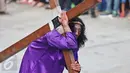 Adegan yang menceritakan Yesus sedang mambawa salib dalam peragaan drama teatrikal Jalan Salib (Tablo) saat perayaan Paskah di Gereja St Matius Penginjil Bintaro, Jumat (14/4). (Liputan6.com/Angga Yuniar)
