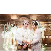 Rentetan acara pernikahan Adinia Wirasti dan Michael Wahr masih berlangsung. Setelah menggelar acara di Bali dan Melbourne, Adinia baru saja mengunggah beberapa potret proses pernikahan adat Jawa yang digelar di Jakarta. Foto: Instagram.