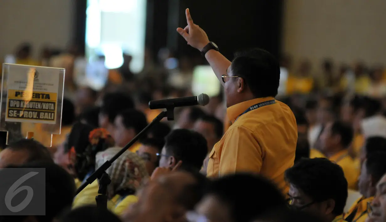 Peserta melakukan interupsi disela Rapat Paripurna membahas Tata Tertib Pemilihan Ketum Partai Golkar di arena Munaslub, Bali, Minggu (15/5). Rapat diwarnai instruksi dari para anggota partai  dan pembahasan berlangsung alot. (Liputan6.com/Johan Tallo)