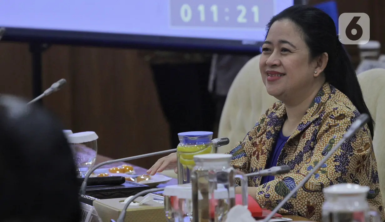 Ketua DPR Puan Maharani saat rapat konsultasi dengan Menteri Keuangan Sri Mulyani di Ruang Pansus B, Kompleks Parlemen, Jakarta, Senin (16/12). Rapat diikuti oleh Menteri Keuangan, pimpinan DPR, Komisi XI, Komisi VII, dan Banggar. (Liputan6.com/Johan Tallo)