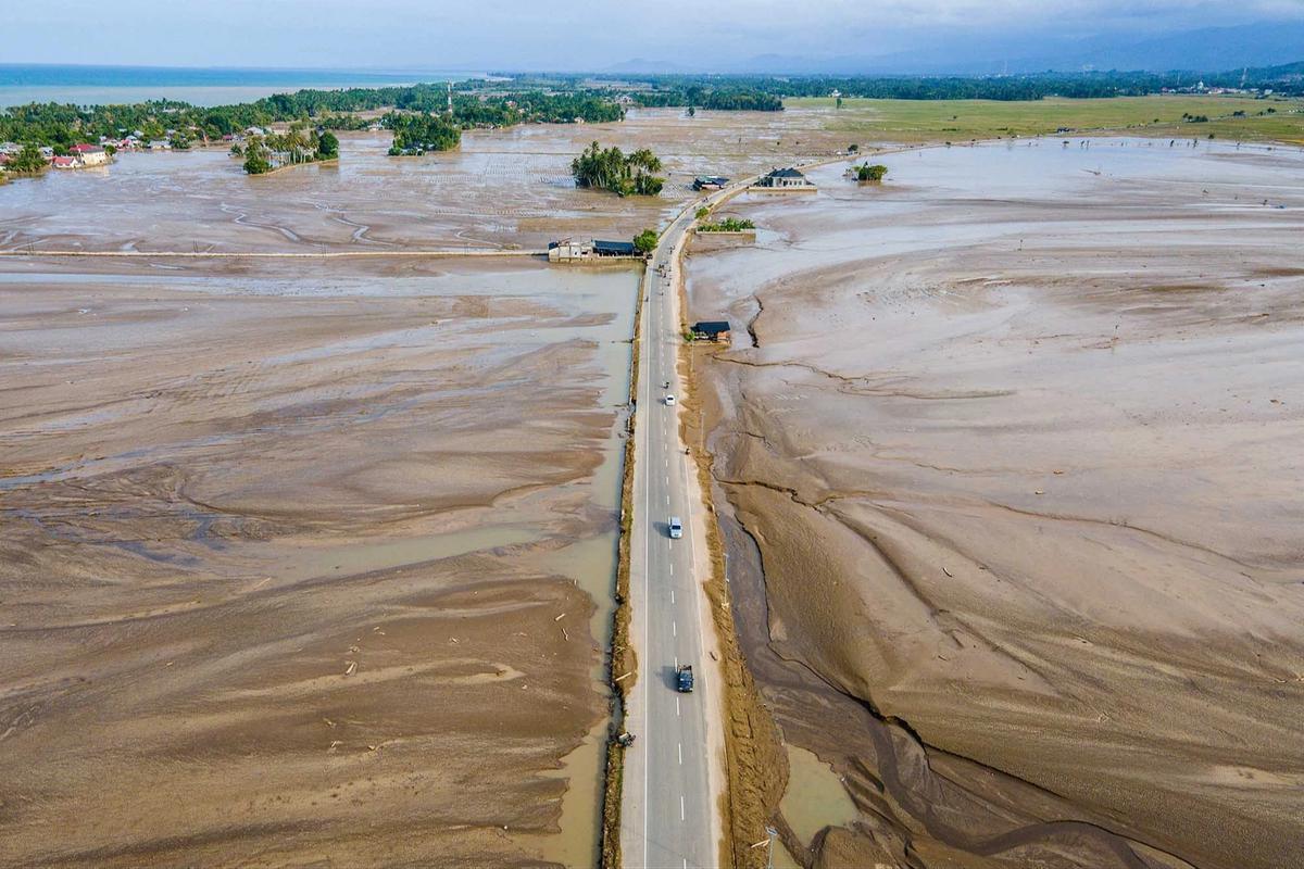 FOTO: Ribuan Hektare Sawah Terkubur Lumpur, Upaya Pemulihan Dikebut Pemerintah