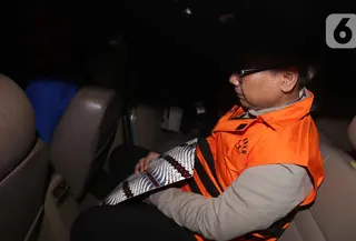 Dalam kasus ini, Yaqut Cholil Qoumas dan Ishfah Abidal Aziz disangkakan melanggar Pasal 2 dan Pasal 3 Undang-Undang Pemberantasan Tindak Pidana Korupsi terkait kerugian keuangan negara. Kerugian negara dalam perkara ini ditaksir mencapai Rp622.090.270.166,41 atau sekitar Rp622 miliar. Tampak dalam foto, mantan Menteri Agama, Yaqut Cholil Qoumas, saat dibawa menuju mobil tahanan di Gedung Merah Putih Komisi Pemberantasan Korupsi (KPK), Jakarta, Kamis (12/3/2026). (Liputan6.com/Helmi Fithriansyah)