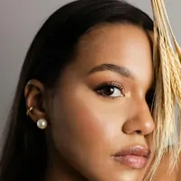 Make up dengan dewy finish. (Sumber: Jonathan Goncalves/Pexels)