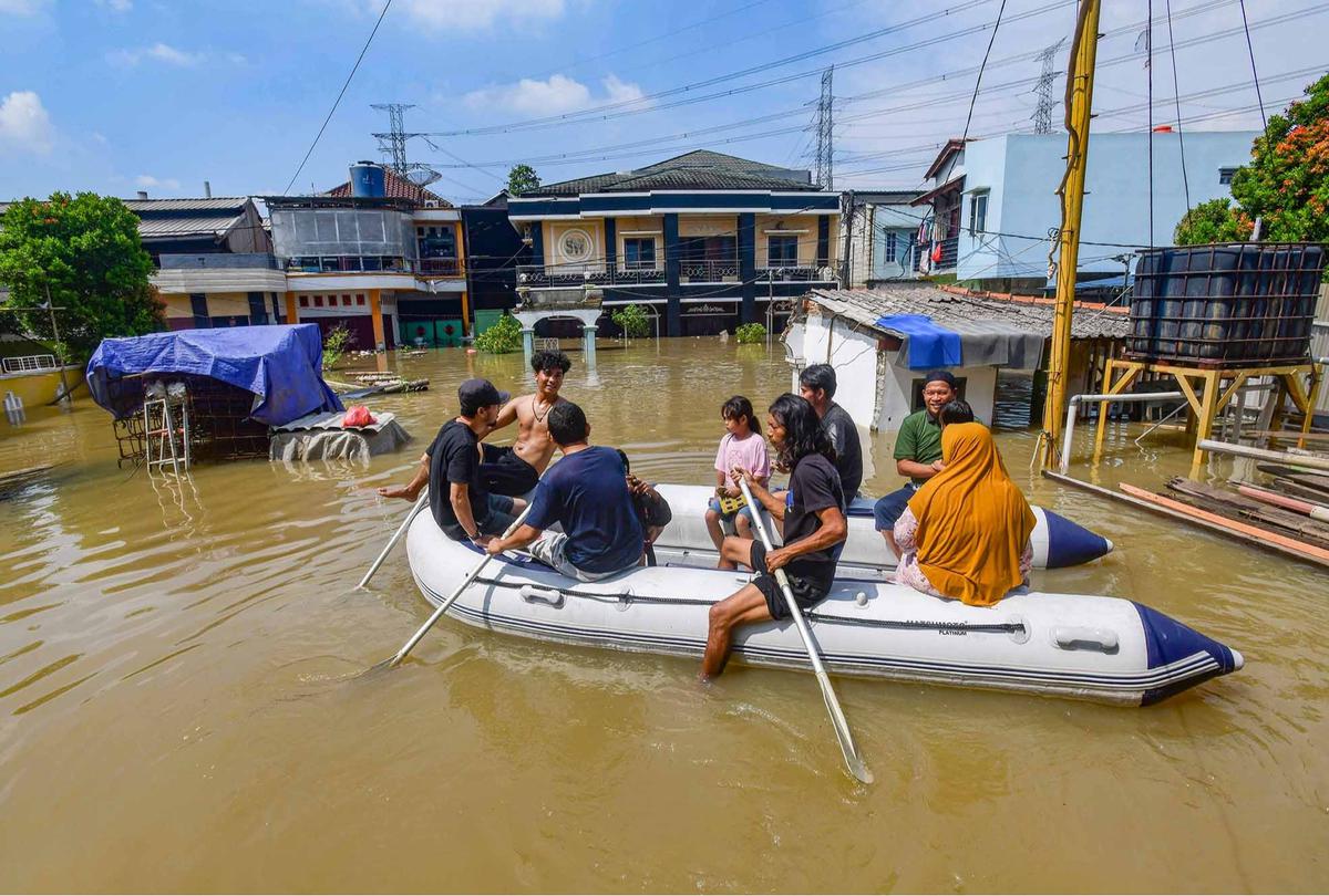 FOTO: Banjir Luapan Kali Angke, Pemuda Tangerang Bahu-Membahu Evakuasi Warga