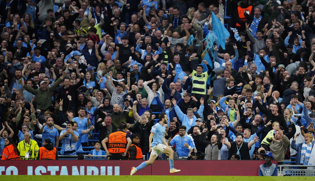 Pemain Manchester City, Bernardo Silva, melakukan selebrasi setelah mencetak gol ke gawang Real Madrid pada laga semifinal leg kedua di Stadion Etihad, Kamis (18/5/2023). Man City menang dengan skor 4-0. (AP Photo/Jon Super)