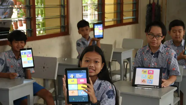 Para siswa menunjukan salah satu inovasi Kipin EduTech, platform digital pendidikan yang menyediakan akses ke ribuan konten belajar bagi siswa di seluruh Indonesia.(Liputan6.com/Jayadi Supriadin)