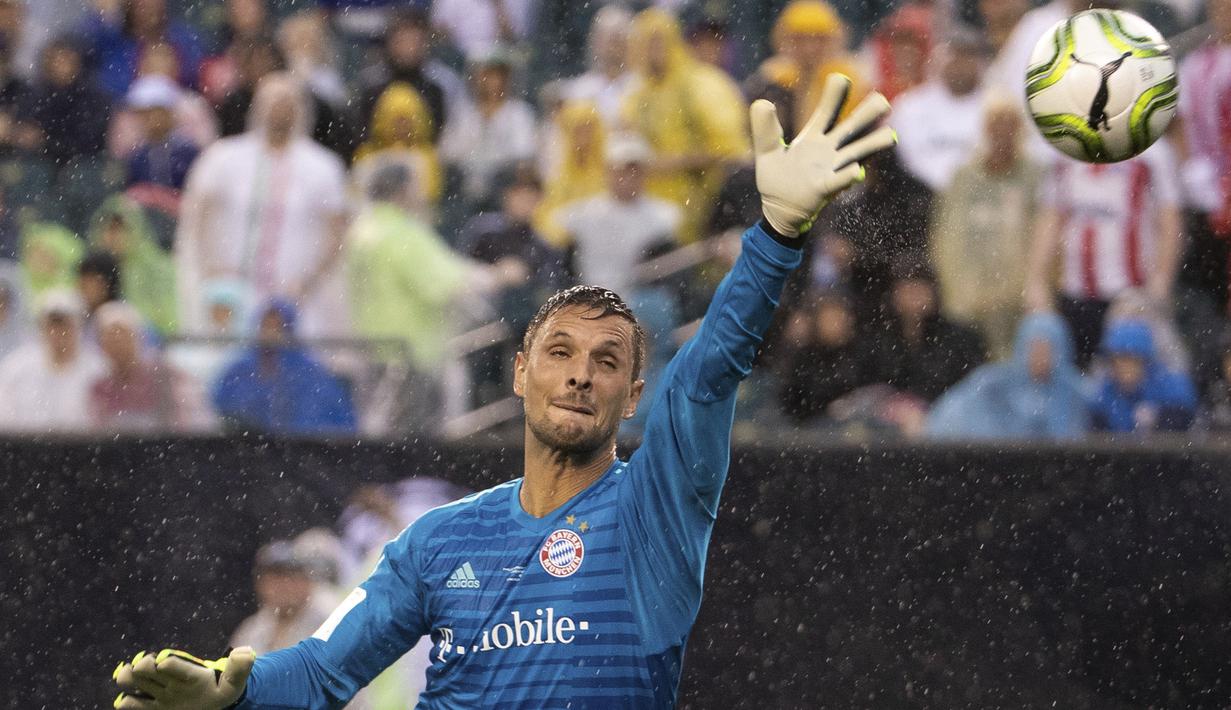 Kiper FC Bayern, Sven Ulreich berusaha menepis bola tembakan pemain Juventus pada laga International Champions Cup 2018 di Lincoln Financial Field, Philadelphia, (25/7/2018). Juventus menang 2-0. (AP/Chris Szagola)