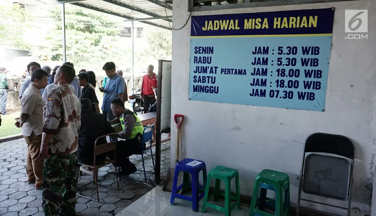 Penjagaan usai penyerangan Gereja St Lidwina Bedog, Sleman, Yogyakarta, Minggu (11/2). (Liputan6.com/Arya Manggala)