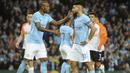 Pemain Manchester City, Sergio Aguero (kanan) mendapat dukungan rekannya Fernandinho usai gagal melakukan tendangan penalti pada laga grup F Liga Champions di Etihad stadium, Manchester, (26/9/2017). City menang 2-0. (AP/Rui Vieira)