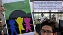 Sebuah poster dibentangkan dalam aksi Panggung Rabu #SistersInDanger di DPR, Jakarta, (11/5). Mereka menyerukan kepada pemerintah untuk segera mengesahkan RUU Penghapusan Kekerasan Seksual tanpa hukuman kebiri dan hukuman mati. (Liputan6.com/Johan Tallo)