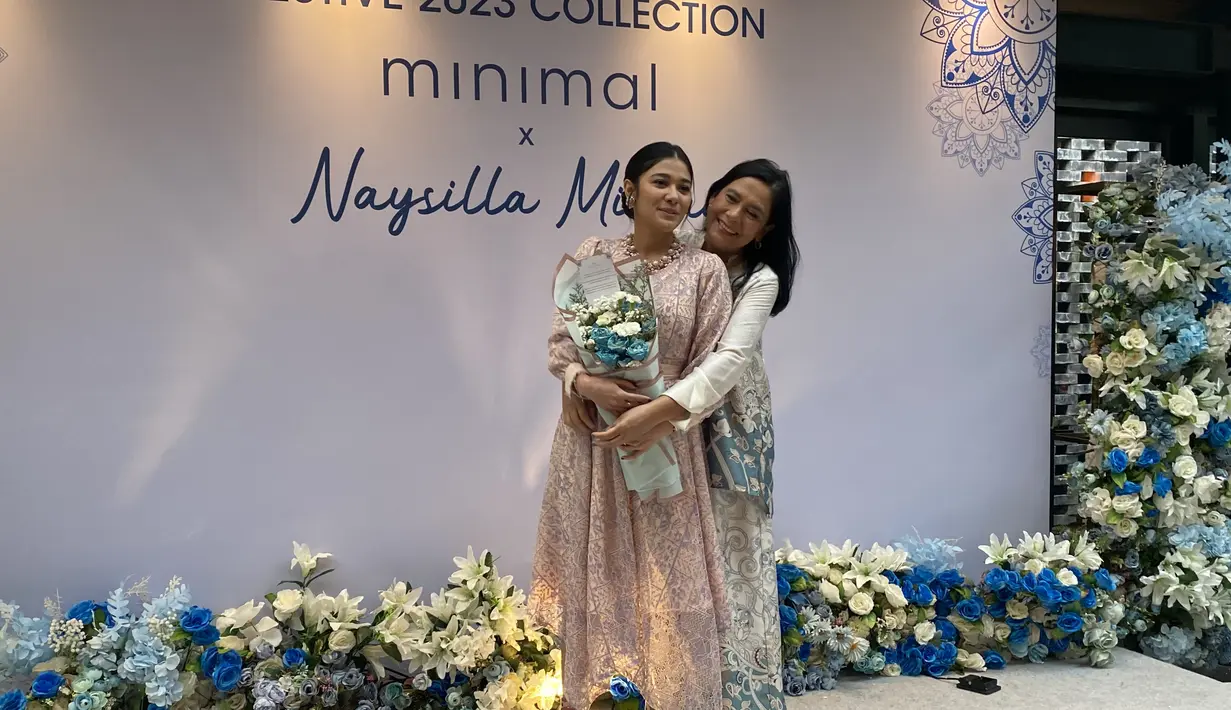 Dalam momen tersebut, Naysilla tampil dengan tunik brokat warna pink keunguan yang dipadukan high heels wadna pink. Dok. Pribadi