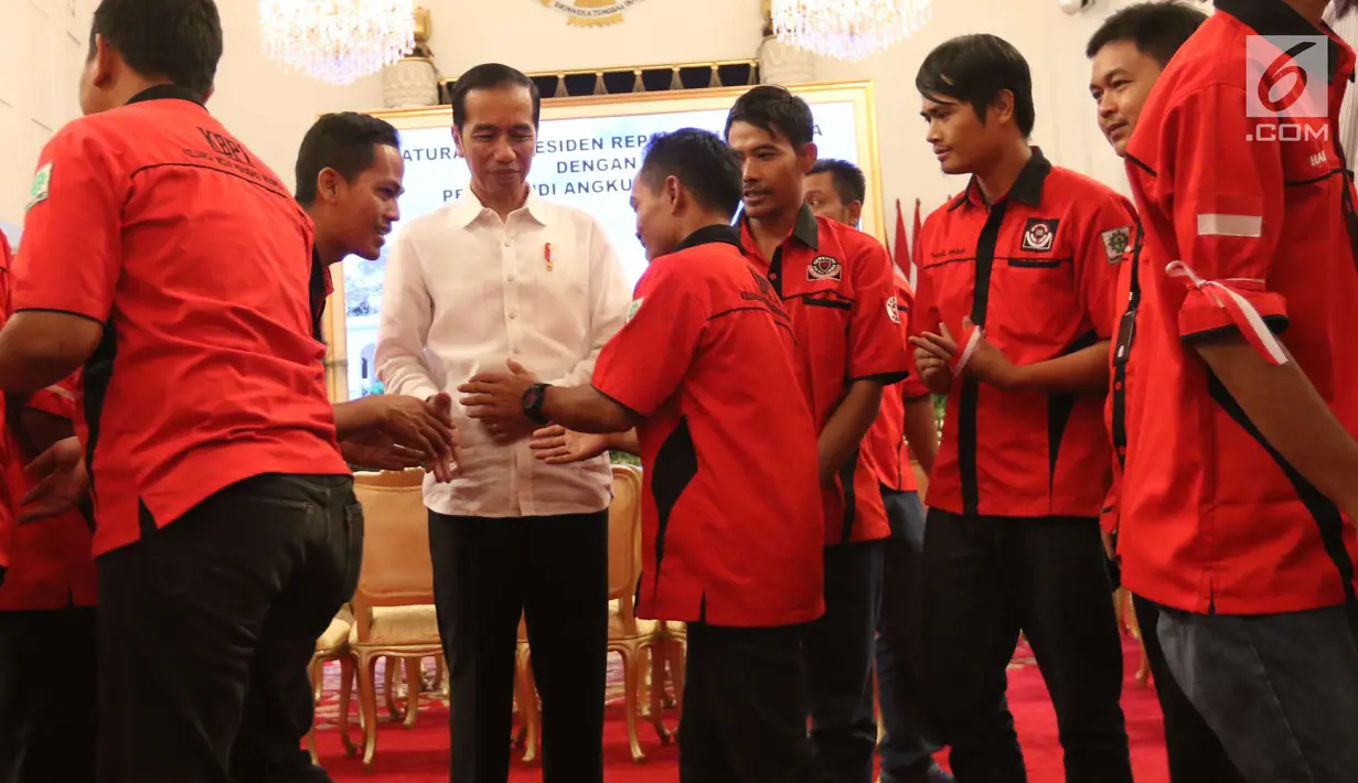 Para sopir truk berebut bersalaman dengan Presiden Joko Widodo (Jokowi) saat melakukan audiensi di Istana Negara, Jakarta, Selasa (8/5). Presiden Jokowi menerima 70 perwakilan sopir truk se-Indonesia di Istana. (Liputan6.com/Angga Yuniar)