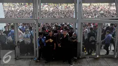 Ribuan calon pencari kerja antri untuk memasuki arena Job Fair 2015 di Stadion GBK, Jakarta, Selasa (11/8/2015). Indonesia Spectacular Job Fair 2015 kembali digelar dengan menghadirkan 220 perusahaan Nasional & Multinasional. (Liputan6.com/Johan Tallo)