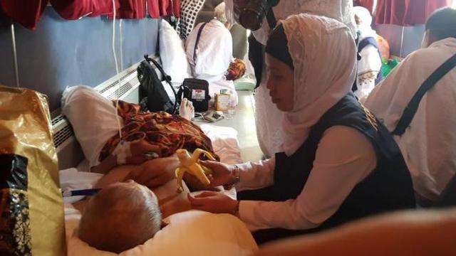 Petugas haji melayani jemaah Indonesia yang sakit saat safari wukuf