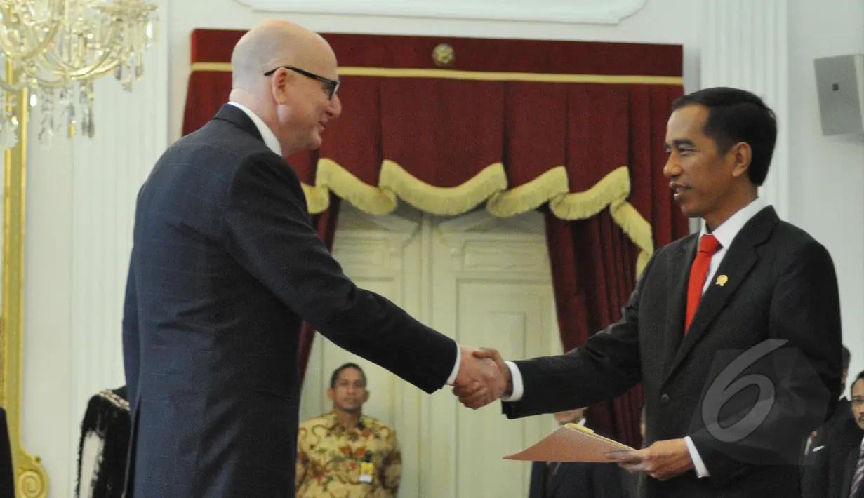 Presiden Joko Widodo menerima surat kepercayaan dari enam Duta Besar Luar Biasa dan Berkuasa Penuh (LBPP) Designated Resident untuk Republik Indonesia, di Istana Merdeka, Jakarta, Kamis (19/3/2015). (Liputan6.com/Faizal Fanani)