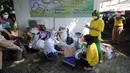 Warga mengumpulkan sampah yang akan dikonversi ke dalam buku tabungan pada salah satu perumahan elite di kawasan Lebak Bulus, Jakarta Selatan, Selasa (21/9/2021). Pengumpulan sampah dilakukan dua minggu sekali. (merdeka.com/Arie Basuki)