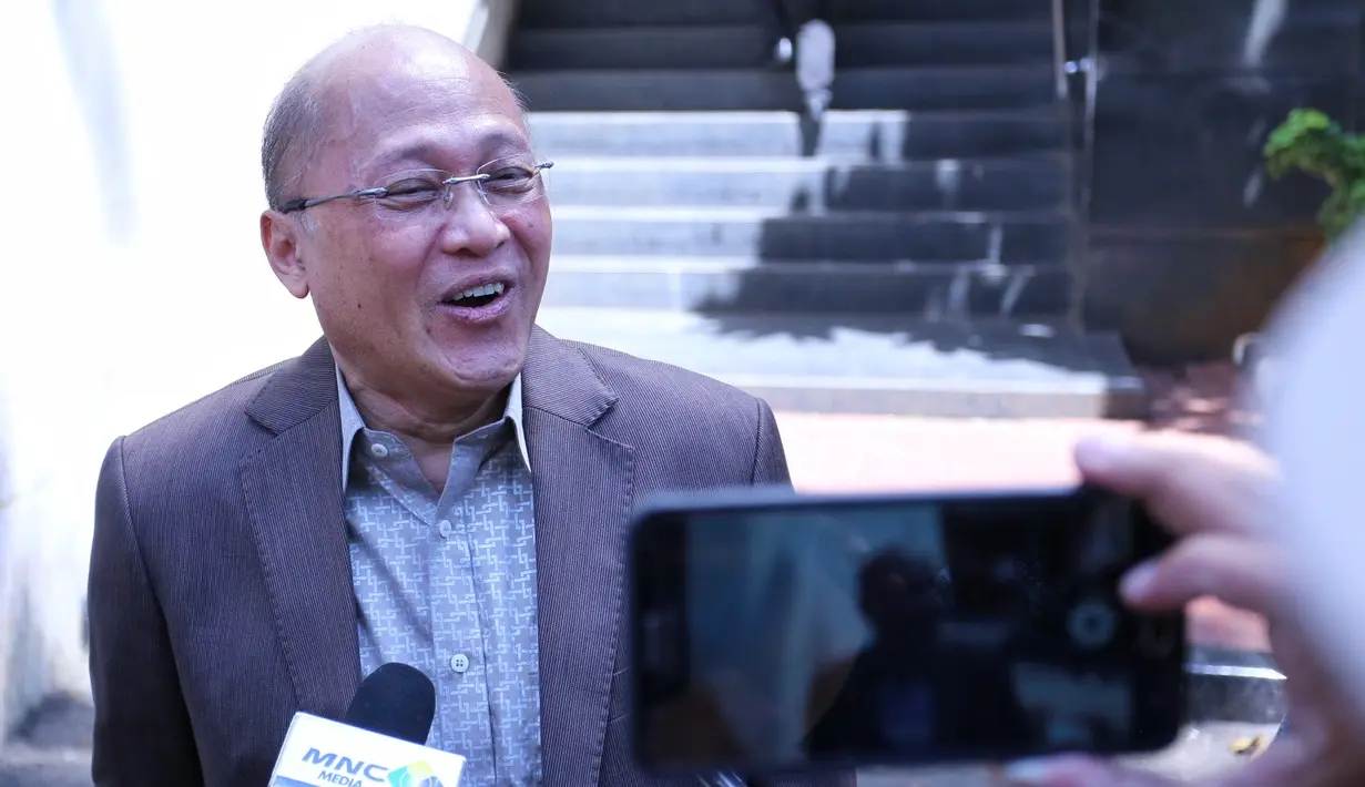 "Saya kira selama ini kita sudah diam, saya kira tidak ada keharusan untuk bicara lagi karena nanti waktu juga akan menjawab," tambahnya. (Adrian Putra/Bintang.com)