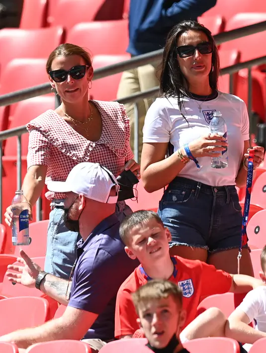 Annie Kilner, tunangan pemain Inggris Kyle Walker (kanan) setelah berbincang dengan Coleen Rooney, istri mantan pemain Inggris Wayne Rooney selama pertandingan grup D antara Inggris melawan Kroasia di stadion Wembley di London, Minggu (13/6/2021). (AFP/Pool/Glyn Kirk)