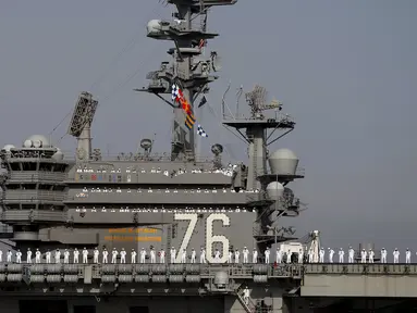 Prajurit Angkatan Laut AS berada di kapal induk USS Ronald Reagan saat tiba di pangkalan angkatan laut Yokosuka, Tokyo, Jepang, Kamis (1/10/2015). USS Ronald Reagan menggantikan USS George Washington yang akan menjalani perawatan. (REUTERS/Yuya Shino)