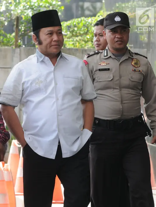 Bupati Lampung Selatan Zainudin Hasan (kemeja putih) terjaring OTT dikawal petugas tiba di gedung KPK, Jakarta, Jumat (27/7). Zainudin Hasan akan menjalani pemeriksaan 1x24 jam diduga menerima suap terkait proyek infrastruktur. (Merdeka.com/Dwi Narwoko)