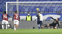Gelandang AC Milan, Franck Kessie (kiri) saat melakukan tendangan penalti ke gawang Sampdoria pada pertandingan lanjutan Liga Serie A Italia di Stadion Genoa Luigi Ferraris, Italia, Senin (7/12/2020). AC Milan menang tipis atas Sampdoria 2-1. (Tano Pecoraro/LaPresse via AP)