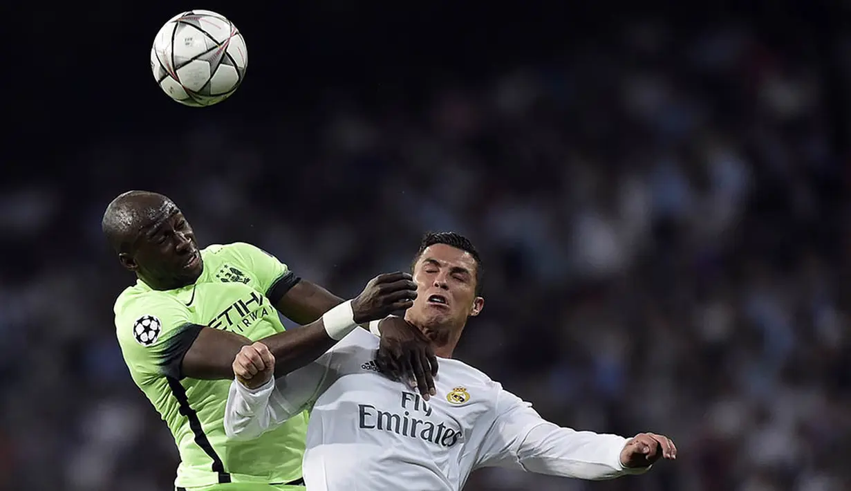 Bek Manchester City, Eliaquim Mangala, duel udara dengan striker Real Madrid, Cristiano Ronaldo, pada laga semi final Liga Champions di Stadion Santiago Bernabeu, Spanyol, Rabu (4/5/2016). (AFP/Javier Soriano)
