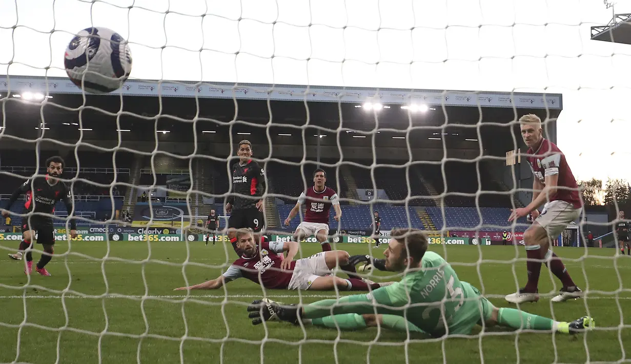 Gelandang Liverpool, Roberto Firmino (tengah) mencetak gol pertama timnya ke gawang Burnley dalam laga lanjutan Liga Inggris 2020/2021 pekan ke-37 di Turf Moor, Burnley, Rabu (19/5/2021). Liverpool menang 3-0 atas Burnley. (AP/Martin Rickett/Pool)