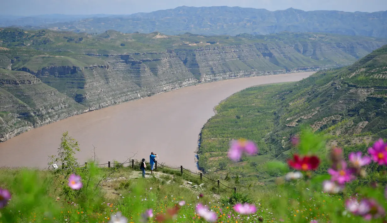 Para turis mengunjungi objek wisata di sepanjang Sungai Kuning di Wilayah Qingjian, Provinsi Shaanxi, China barat laut, pada 10 September 2020. (Xinhua/Shao Rui)