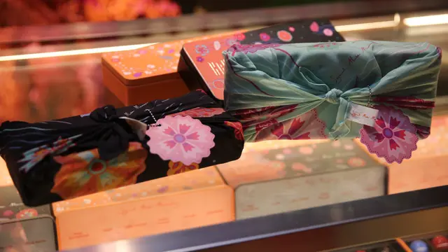 Kolaborasi Sejauh Mata Memandang x Kakaw menghasilkan scarf yang dijadikan kemasan coklat. [Adrian/Fimela]