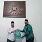 Wakil Ketua MPR Jazilul Fawaid menyerahkan cinderamata berupa buku kepada sesepuh NU DKI KH Muhyiddin Ishaq saat bersilaturahim di  Jakarta Selatan, Jumat (5/3/2021). (Istimewa)