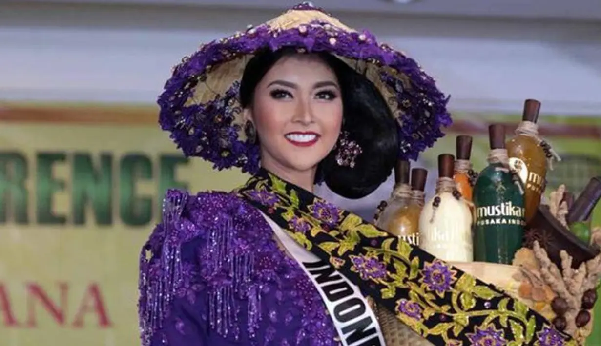 Kevin Liliana, berhasil mengharumkan nama Indonesia di kancah Internasional lewat ajang bergengsi Miss International. Setelah melewati serangkaian seleksi, Kevin berhasil membawa pulang mahkota kemenangan. (Deki Prayoga/Bintang.com)