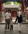 Liburan ke China bareng keluarga, Nikita Willy pun membagikan beberapa ootdnya. Nikita mengenakan atasan hitam lengan panjang dipadukan kerudung putih serasi dengan celana panjangnya. [@nikitawillyofficial94]