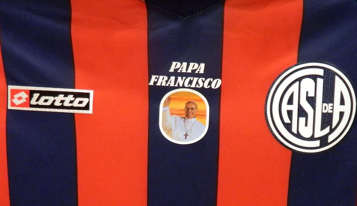 Jersey edisi spesial klub sepak bola San Lorenzo bergambar Kardinal Jorge Mario Bergoglio, sekarang Paus Fransiskus, yang merupakan anggota suporter dari tim tersebut. (AFP/Prensa Club San Lorenzo)