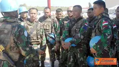 Citizen6, Lebanon: Prajurit Indobatt sedang mendengarkan instruksi komandan sebelum latihan dimulai.