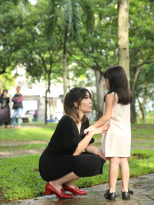 Gempita Nora Marten syuting video klip girl band anak-anak KAZUMI berjudul Nakal Ih di Taman Menteng Bintaro, Tangerang Selatan, Banten, Senin (3/2/2020). (Adrian Putra/Fimela.com)